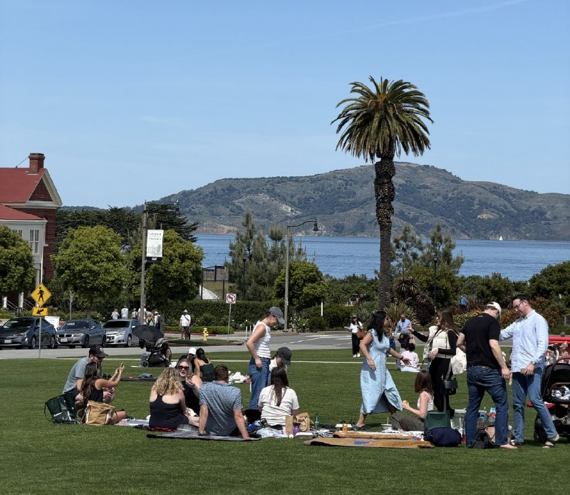 佩服湾区的同事，这次美西出差，为了凑国内的沟通时间，每天超长待机，上午7点起床干到晚上1点是常有的🥲…周末赶紧出门晒下太阳充个电，同时体验了一下谷歌Waymo无人驾驶，非常丝滑好用