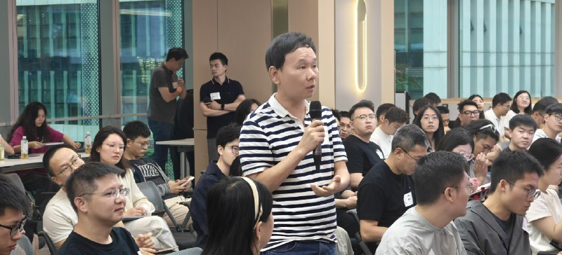 🗣️Linkloud 深圳沙龙炸场了，到最后一天上午还有同学申请，特别感谢明源云提供的绝对是至今最棒的场地之一（场地环境也卷起来了！），满满当当塞满了将近百人！！🦾按照惯例钱老师开场分享了我们这一个月在硅谷回来，写下万字见闻后到底在 AI 和 SaaS 之间什么是我们看到“work”，什么“doesn't work”,什么公司被Jensen 称为现在企业服务的操作系统，哪家公司从赛道第二逆袭成为第一，甚至把第一名“逼至”转型？🦻🏻第二场来自 ex Creatify.ai，快手海外的 Elaine，我一直说今年更多的无论 SaaS 还是 AI 的产品增长越发分散在全球，日韩、南美、欧洲，东南亚，Elaine 的分享真是为我们解开了南美的面纱，而且一切都需要数据驱动！😏Panel 感觉是今年互动最“猛烈”的讨论，因为三位嘉宾真是绝对敞开心扉，娓娓道来：1️⃣ 作为正规 To B 企业服务产品如何在先进市场打开切口，为什么东南亚里面马来西亚有所突破，为什么看完美国市场反而对日本更有所期？2️⃣AI 营销类产品层出不穷，到底应该在 PMF 过程中关注哪些隐型和显性指标？3️⃣ 增长里面为什么 SEO 是最最重要的手段而且哪怕做到千万美金 ARR，嘉宾仍说还不够！！这点得到了全程观众的认可，我们做了两期 SEO 为核心的 Workshop 也觉得还不够！最后，今年特别有惊喜的地方是，在统计完观众代表公司出海阶段数据后，我们发现收入突破 1M 美金的占比超过 ❗️30%❗️我才不会说超过 10M 的比例有多高（我所知道大湾区最棒的出海 SaaS 公司创始人都来了❗️❗️❗️）看着这些比例一点点提升，而我们有幸见证，而且还能陪伴和赋能大家一点点找到 PMF，提升增长，助力落地