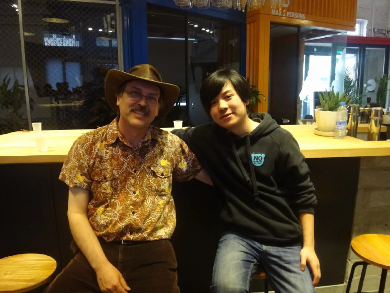 35岁+程序员依然可以兼顾热爱代码和享受生活我第一次见Larry Wall的时候是2011年，那时我23岁，我特别佩服Larry Wall的不是他是Perl的创始人，而是他眼神中的清澈和思想的率真，他介绍Perl的开发过程，没有大牛的说教，完全就是一个老顽童