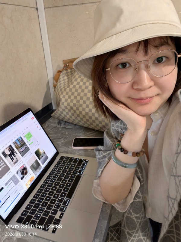 #出海运营秘籍👉@yunying23真正高维的时间管理 —— 杀死碎片时间七点多的飞机 两点多就到机场了 在休息室办公了四个小时避免了堵车 避免了工作一会儿就要出门又要登机直接心流状态 搞定😎