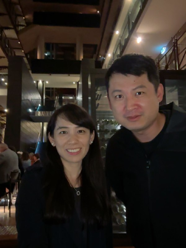 在墨尔本和@袁晓辉 面基的一天几点收获：1 ip 在有工作的时候就开始之前一直觉得腾讯研究院真好因为允许员工在外面分享晓辉和@余一.Dev 都是很典型的这样我觉得好处很明显有工资收入后不用被内容的数据和变现影响还能在公司内部建立影响力推动很多事情会更方便2 下班博主的更新坚持我最近开始日更也是受了晓辉博士的触动如果一个人可以下班后坚持口播我还有什么理由不更呢？也是因为日更才会更想着能遇到尽量要去面基很可能一次更新的来源就有了不然真有可能就偷懒了3 尽量多做准备本来想着聊完就撤了没想到合影后晓辉博士说要不顺带录一段反手掏出自拍杆本来我也想要不把 mic 带上结果偷懒没带😮‍💨所以比起来是真的要多做准备后面面基我要把装备带齐哈哈哈