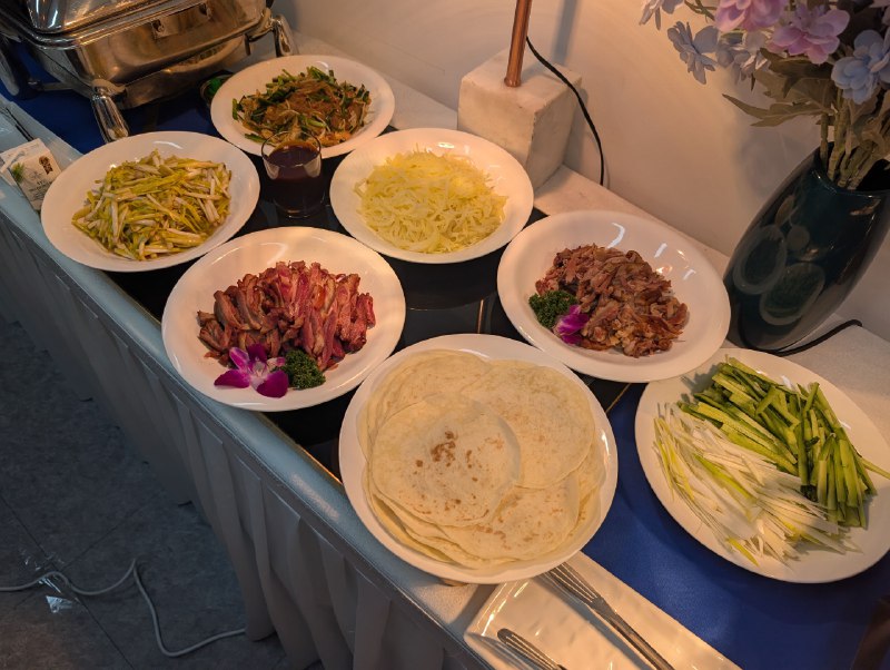 岁末，继续一月一聚会的传统，搞了一个“传播即增长”的 AI founders 闭门聚会，顺便请大家每月吃一顿饭，这次不吃火锅了，今天立春，吃 Chinese taco，中文名叫春饼