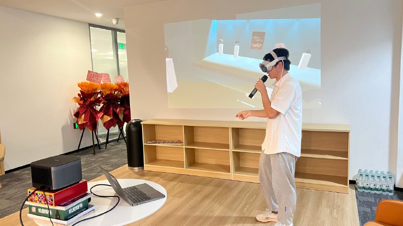 [悠闲]难道 podcast 主持人都是这么执行力爆棚的特种兵吗？💪🎧🤩 作为一个 consumer 领域的门外汉，从 9/12 决定跟在上海闪现的 TZ 办一个 consumer 主题的 meetup 开始，到 9/21 跟 @杨远骋Koji 一拍即合，完成了这场 OnBoard! X 十字路口 首次合作活动