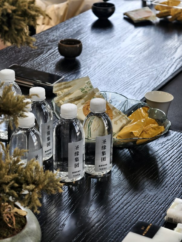 #出海运营秘籍👉@yunying23周末投手一个手滑，价格点错了，给客户计划跑飞了不过问题不大，就几千块钱，出了问题就认，赔付我们来安排只要代投服务还在做，这种事一年都会碰上一两次，也很正常没跑飞过计划的投手都不算好投手流程走完继续干活有意思的是，我想到了就在一年前，网上还说AI替代不了人的原因之一，是AI没法替人背锅等今年小龙虾火了之后，我们才发现把锅甩给 AI agent，那可太方便了以后真把 AI 托管越来越成熟，很多锅可能就不用人背了，直接甩给 agent 就行投手最多也就点错跑飞现在可能变成 agent 理解错策略，错乱了出价乱出，把预算全都拿去跑曝光，token 用完了没及时调整计划，自作主张去发素材然后导致封号……那问题来了，人背锅的时候，至少还能找到人赔AI 背锅的时候，钱谁来赔我觉得未来用 ai 的能力到市场上做服务，真正的竞争力可能并不在于使用AI提升了多少效率因为每个团队都在这么干，都在卷效率竞争力很可能在于，能不能负好责任，能不能替 ai 兜底谁毕竟很多时候，甲方真正需要的很多时候不是答案，是安全感