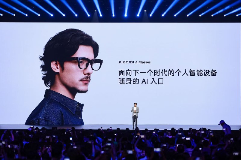 妈耶，小米AI眼镜绝了在各种路透里，我们只知道它也是第一人称相机，能沉浸式拍摄；更是开放式耳机，全天佩戴舒适聆听，还是随身AI入口，一句话完成百科问答、扫码支付，全面解放双手