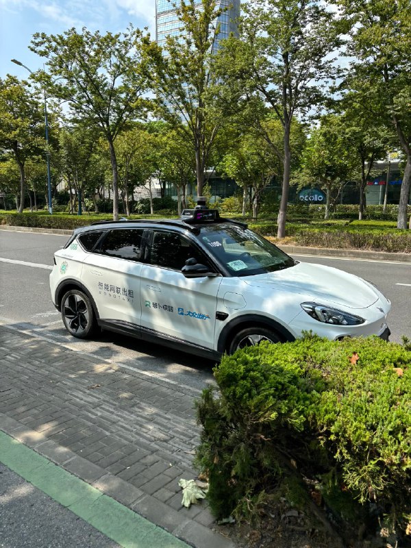 去汽车博物馆路上看到萝卜快跑，回来立刻叫了一单体验一下，驾驶还算稳定，从博物馆打车到地铁站7块钱