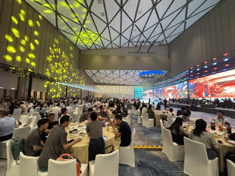 中国芯片设备龙头“中微半导体”董事长尹志尧指挥，上海交响乐团演唱《科创之歌》、《中微之歌》