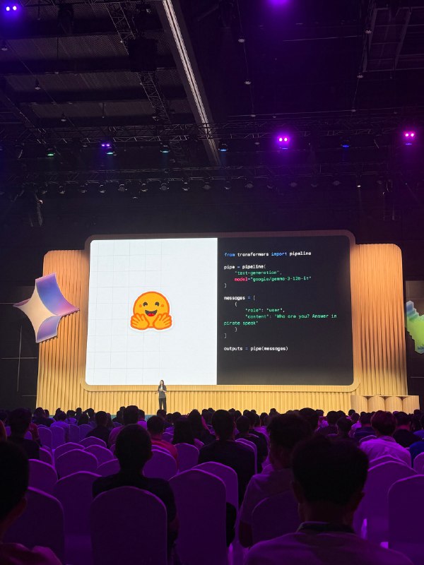 上次坐在这个会场，还是李飞飞宣布设立 Google AI 中国研究中心😂
