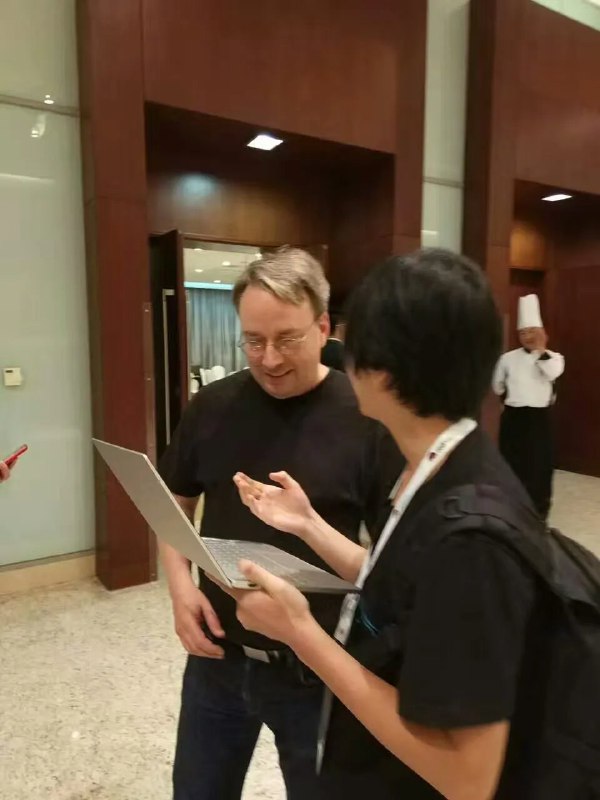 35岁+程序员依然可以兼顾热爱代码和享受生活我第一次见Larry Wall的时候是2011年，那时我23岁，我特别佩服Larry Wall的不是他是Perl的创始人，而是他眼神中的清澈和思想的率真，他介绍Perl的开发过程，没有大牛的说教，完全就是一个老顽童