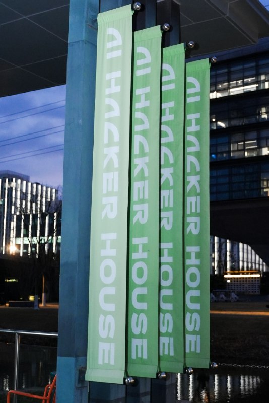 十字路口·AI开放麦，年底再全国巡回一圈后，今天回到上海