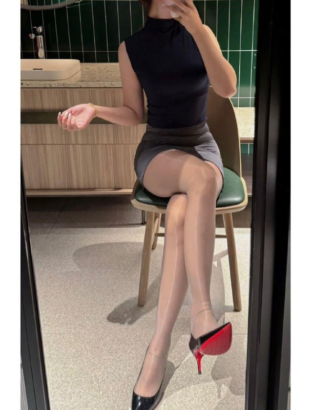 这套衣裙买来这么久，这还穿第一次