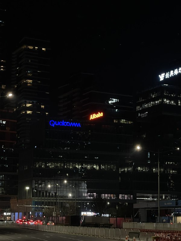 去深圳湾 inno100 把有些之前没看到的AI硬件都补看了，就觉得AI戒指质感好差，AI毛绒玩具质感功能也一般，但都不便宜，很多创新的都看不懂，看不懂的不碰，硬件还是放弃了吧后海转了一圈，小米国际总部下边的旗舰店还是没服务，大厂灯火通明，AI 让所有人都在加班，希望人类今天给AI加的班，明天能让AI给我们补回来，人类再也不用上班去深圳湾 inno100 把有些之前没看到的AI硬件都补看了，就觉得AI戒指质感好差，AI毛绒玩具质感功能也一般，但都不便宜，很多创新的都看不懂，看不懂的不碰，硬件还是放弃了吧后海转了一圈，小米国际总部下边的旗舰店还是没服务，大厂灯火通明，AI 让所有人都在加班，希望人类今天给AI加的班，明天能让AI给我们补回来，人类再也不用上班