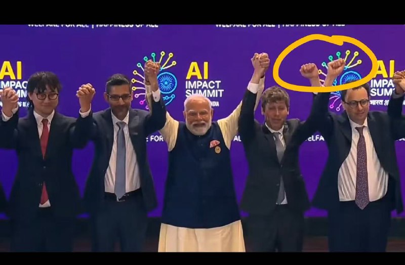 哈哈哈哈！这应该是OpenAI和Anthropic第一次线下公开的矛盾吧？甚至连握手都不愿意🤝这发生在昨天的印度人工智能影响力峰会上在最后合影的时候，台上众人里只有Sam和Dario没有握手我一开始以为是AI图，然后我去找了找更多的图，发现确实没有握手🤣你俩咋跟小孩一样，拍照握手都不愿意看看旁边的Alexander Wang和Pichai，人家多给莫迪老仙面子啊😂哈哈哈哈！这应该是OpenAI和Anthropic第一次线下公开的矛盾吧？甚至连握手都不愿意🤝这发生在昨天的印度人工智能影响力峰会上在最后合影的时候，台上众人里只有Sam和Dario没有握手我一开始以为是AI图，然后我去找了找更多的图，发现确实没有握手🤣你俩咋跟小孩一样，拍照握手都不愿意看看旁边的Alexander Wang和Pichai，人家多给莫迪老仙面子啊😂