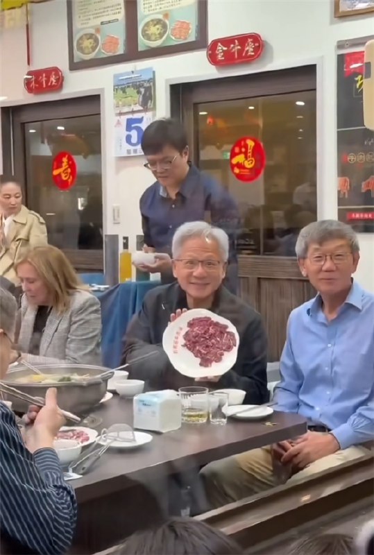 黄仁勋真是入乡随俗，在韩国与三星老板李在镕、现代汽车老板郑义宣一起喝啤酒吃炸鸡，在中国台湾就和台积电CEO魏哲家一起吃牛肉火锅