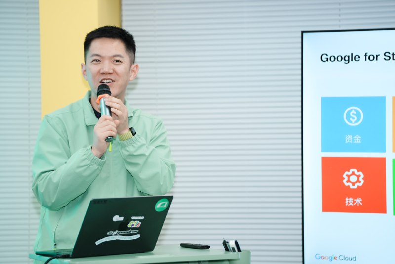 十字路口·AI开放麦，年底再全国巡回一圈后，今天回到上海