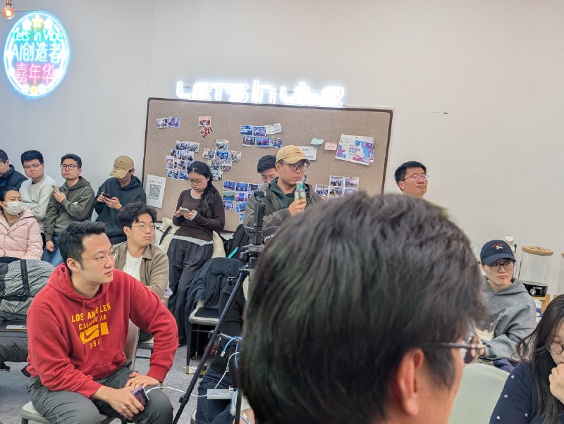 岁末，继续一月一聚会的传统，搞了一个“传播即增长”的 AI founders 闭门聚会，顺便请大家每月吃一顿饭，这次不吃火锅了，今天立春，吃 Chinese taco，中文名叫春饼