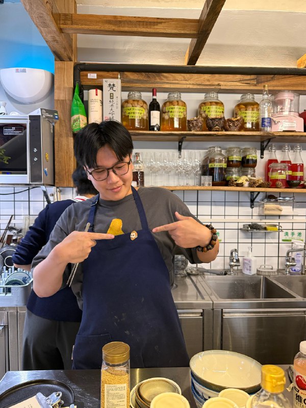 一个拒绝去一饭封神的02年chef...经营一家巨难约的刺身鱼烧烤专门店