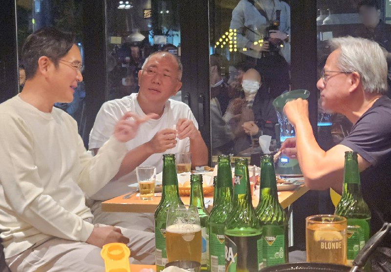 黄仁勋真是入乡随俗，在韩国与三星老板李在镕、现代汽车老板郑义宣一起喝啤酒吃炸鸡，在中国台湾就和台积电CEO魏哲家一起吃牛肉火锅