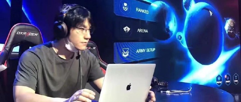 黑神话第一个投资人Daniel：6000万投资20%后，再重注1亿这篇也很好看，看完会对#黑神话 背后的#游戏科学 有更立体的认识，一些有印象的点：1 非常人做非常事，#黑神话 的成功在很多人之前看来是几乎不可能的事情，但是之所以能够做到，是因为背后的人确实自己本身就非凡，不管是能力、野望、情怀等等2 “人无我有”确实是降维打击的能力，需要常常问自己，自己有没有什么只有自己能做，别人做不了的事情3 有机会确实要去做更有挑战的任务，完成了你就突破了，经验会化作你的能力跟着你，让你脱颖而出4 再优秀的人在时代的浪潮面前都太渺小了，但是我们不应该感到无力，我们应该把自己融入到时代的浪潮中，和时代的浪潮一起前进，让自己成为宏大故事的一部分甚至是讲述者5 心力、热爱、野望，这些深刻的情绪和根本动力，往往是让人能够在别人都停在九十里的情况下，踏出百里最后一程，做出突破的关键