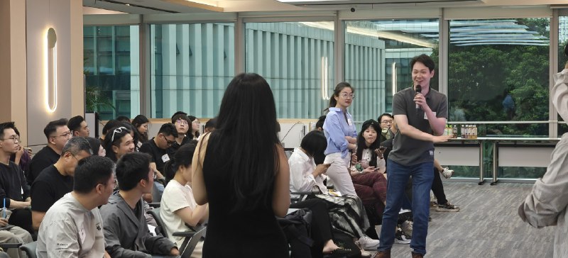 🗣️Linkloud 深圳沙龙炸场了，到最后一天上午还有同学申请，特别感谢明源云提供的绝对是至今最棒的场地之一（场地环境也卷起来了！），满满当当塞满了将近百人！！🦾按照惯例钱老师开场分享了我们这一个月在硅谷回来，写下万字见闻后到底在 AI 和 SaaS 之间什么是我们看到“work”，什么“doesn't work”,什么公司被Jensen 称为现在企业服务的操作系统，哪家公司从赛道第二逆袭成为第一，甚至把第一名“逼至”转型？🦻🏻第二场来自 ex Creatify.ai，快手海外的 Elaine，我一直说今年更多的无论 SaaS 还是 AI 的产品增长越发分散在全球，日韩、南美、欧洲，东南亚，Elaine 的分享真是为我们解开了南美的面纱，而且一切都需要数据驱动！😏Panel 感觉是今年互动最“猛烈”的讨论，因为三位嘉宾真是绝对敞开心扉，娓娓道来：1️⃣ 作为正规 To B 企业服务产品如何在先进市场打开切口，为什么东南亚里面马来西亚有所突破，为什么看完美国市场反而对日本更有所期？2️⃣AI 营销类产品层出不穷，到底应该在 PMF 过程中关注哪些隐型和显性指标？3️⃣ 增长里面为什么 SEO 是最最重要的手段而且哪怕做到千万美金 ARR，嘉宾仍说还不够！！这点得到了全程观众的认可，我们做了两期 SEO 为核心的 Workshop 也觉得还不够！最后，今年特别有惊喜的地方是，在统计完观众代表公司出海阶段数据后，我们发现收入突破 1M 美金的占比超过 ❗️30%❗️我才不会说超过 10M 的比例有多高（我所知道大湾区最棒的出海 SaaS 公司创始人都来了❗️❗️❗️）看着这些比例一点点提升，而我们有幸见证，而且还能陪伴和赋能大家一点点找到 PMF，提升增长，助力落地