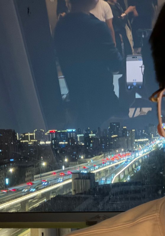 #出海运营秘籍👉@yunying23昨天夜话，有个很漂亮的妹妹，服装穿搭赛道的，小红书有个几十万的粉丝她遇到的问题是，今年以来流量断崖式下降，商单都开始接得少了，她自己推测的原因，一方面是平台流量调整了，另一方面是大量 ai 账号出现，抢占了流量房间里还有一个有点胖的哥们儿，编程技术很厉害，自己搞了一个基于 openclaw 的选题采集系统，自己顺带还做了十几个 ai 账号，就是穿搭类型的，流量挺好房间里其他人都乐了，在这个赛博时代，美少女和技术肥宅在社媒上是竞对关系