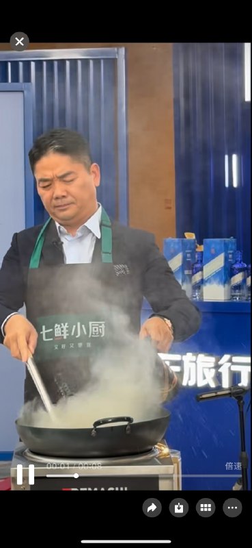 京东网友见面会上，东哥亲自下厨，锅气十足啊！烟大了点，缺个抽油烟机，哈哈！京东网友见面会上，东哥亲自下厨，锅气十足啊！烟大了点，缺个抽油烟机，哈哈！