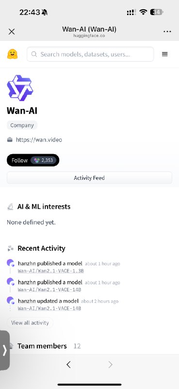 AI视频创业者们天塌了😭阿里开源全世界第一个多任务编辑视频模型VACE！家人们，就在刚刚阿里开源了世界上第一个多任务编辑视频模型VACE为什么叫VACE❓是因为他们团队希望把视频（Video）里的任务都放到一个模型里面来解决（Video ACE）VACE基于此前开源的万象版本训练有1.3B和14B2️⃣个版本1.3B参数量小支持480P分辨率适合本地部署和微调14B是满血版支持多种分辨率最高720P能实现视频生成和编辑的多种任务并且支持多种功能联合使用🤩突破传统AI视频模型的单一功能限制实现极高自由度创作：·背景延展：支持宽画幅扩展、比例调整·时长延展：可任意位置插入关键帧组合动作序列·多图参考：多主体、多场景交互（如蒙娜丽莎戴眼镜、多场景穿梭）·局部重绘：修改/消除/替换视频中的物体或人物（类似图片编辑功能）·动作序列参考：结合姿态和景深控制，动态调整视频内容