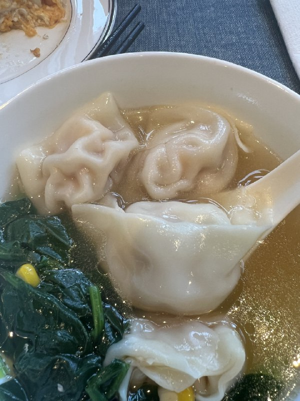 我问大姐这上海馄饨跟饺子有什么不同，她说包法不一样，一个从中间一个从两边