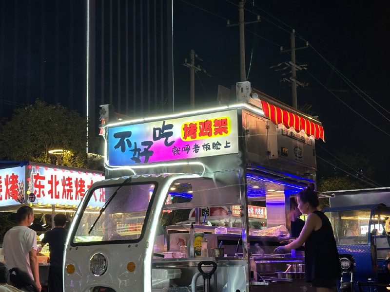 一个有点儿失策的招牌设计从远了看，就是“不好吃烤鸡架”…🥹