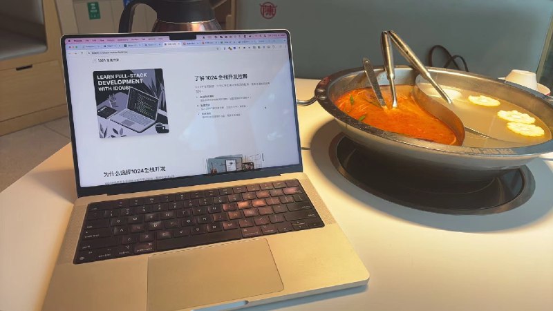 今天给 pagen 支持了自定义子域名，顺手给 1024 全栈开发社群做一个 Landing Page 😂AI 生成的页面好像还行：