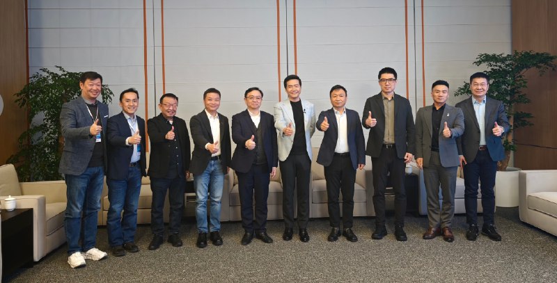 小米今天的发布会，雷军请了好多汽车大佬去助阵啊，还有宇树科技的王兴兴也去现场了