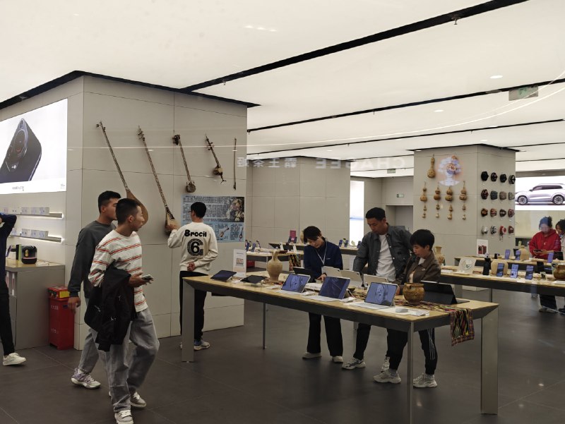 喀什的华为线下店铺，还是花了一点心思的