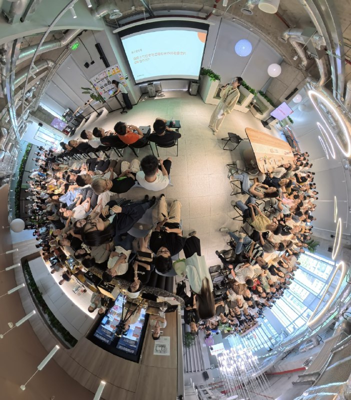🙋 今天公司 All hands 全员大会，很荣幸能再次拿到公司级优秀团队，感谢老板和所有协作方的帮助！🥹没有大家一切不可能发生，特别感谢 holiday 和之前所有 intern 以及项目所有协作方！明天会请部门和项目所有协作方喝奶茶/咖啡☕️！Happy Friday 也欢迎大家上车🚌📖 前阵子也系统整理了 B 站从 0 到 10 万粉的飞书文档复盘回顾，也借着这个机会开源出来，希望能帮助到更多想做视频的朋友：