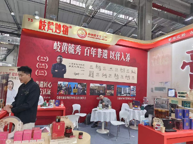 #出海运营秘籍👉@yunying23今天去跑了视频号的一个选品展会很多达人现场开播也感受到了高能量的活力刚好前天和另一个做视频号的商家聊过视频号的达人拓展和别的平台不一样靠微信小店后台去建联达人商务的效率很低效果微乎其微在视频号要建联到达人是需要费一些功夫的更高效的方式还是要靠更进一层的递进关系做背书因为视频号达人普遍佛系而且在各个类目上，一旦合作了一个品牌往往会长期合作所以选品需求不饱和想要更有效的商务建联，可以用的几种方法1. 线下展会直接接触建联2. 熟悉的朋友和品牌方直接拉群介绍，或者去公司上门拜访、饭局认识3. 商务圈子/服务商介绍推荐4. 达人定向找品，能进到达人选品群里响应到选品需求#出海运营秘籍👉@yunying23今天去跑了视频号的一个选品展会很多达人现场开播也感受到了高能量的活力刚好前天和另一个做视频号的商家聊过视频号的达人拓展和别的平台不一样靠微信小店后台去建联达人商务的效率很低效果微乎其微在视频号要建联到达人是需要费一些功夫的更高效的方式还是要靠更进一层的递进关系做背书因为视频号达人普遍佛系而且在各个类目上，一旦合作了一个品牌往往会长期合作所以选品需求不饱和想要更有效的商务建联，可以用的几种方法1. 线下展会直接接触建联2. 熟悉的朋友和品牌方直接拉群介绍，或者去公司上门拜访、饭局认识3. 商务圈子/服务商介绍推荐4. 达人定向找品，能进到达人选品群里响应到选品需求