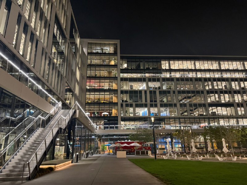 佩服湾区的同事，这次美西出差，为了凑国内的沟通时间，每天超长待机，上午7点起床干到晚上1点是常有的🥲…周末赶紧出门晒下太阳充个电，同时体验了一下谷歌Waymo无人驾驶，非常丝滑好用