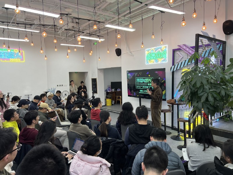 岁末，继续一月一聚会的传统，搞了一个“传播即增长”的 AI founders 闭门聚会，顺便请大家每月吃一顿饭，这次不吃火锅了，今天立春，吃 Chinese taco，中文名叫春饼