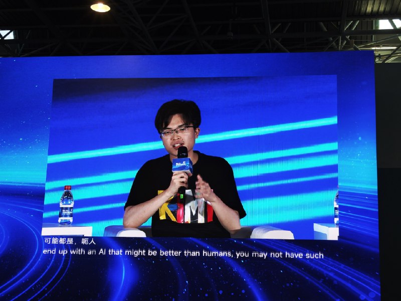 【Kimi创始人杨植麟被前投资人提起仲裁】11月11日消息，有消息称，kimi背后公司月之暗面创始人杨植麟、联合创始人兼CTO张宇韬近期被前公司循环智能时期的投资人在中国香港提起仲裁，相关电子仲裁申请书也已递交HKIAC（香港国际仲裁中心）