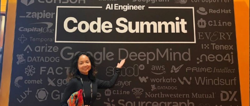 来纽约曼哈顿，走 AI 工程师红毯大家好，上个月我从旧金山去纽约参加了 AI Engineer Summit，这是 AI Engineering 里每年最值得关注的硬核会议，也是一年一度头部 AI 工程师们的“聚会”