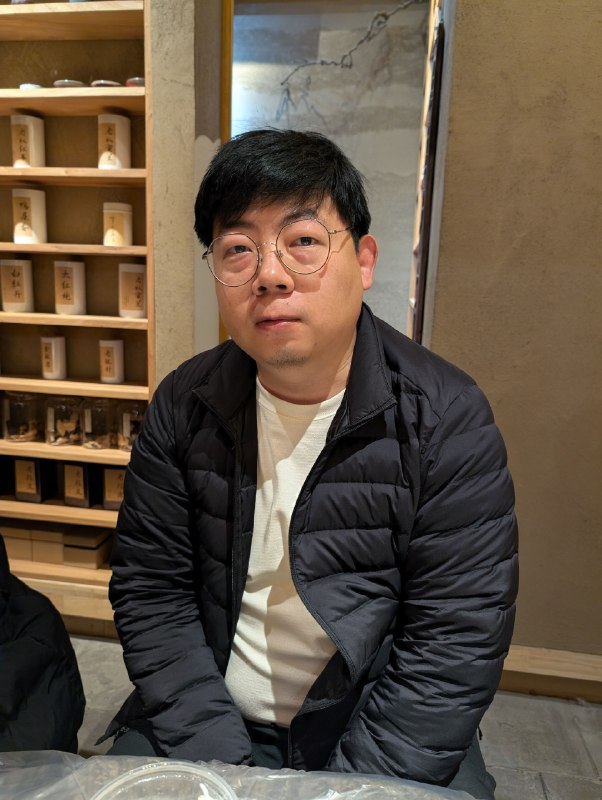 我：你最大的问题就是觉得人类文明史最辉煌的就是移动互联网兴盛的那十年！潘乱：历史在2021年抖音退出直播带货的时候就终结了！