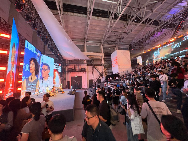 这科技大会的 vibe，可以是纽约，可以是旧金山，可以是新加坡，当然了，今天是在咱们上海Born to be global, 「S创」牛逼～这科技大会的 vibe，可以是纽约，可以是旧金山，可以是新加坡，当然了，今天是在咱们上海Born to be global, 「S创」牛逼～