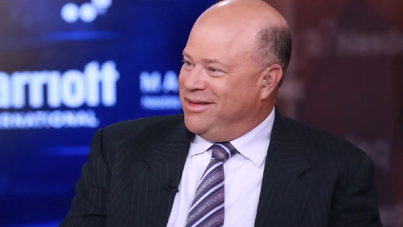 对冲基金名人David Tepper接受采访时表示,自己大力押注中国，“买入与中国有关的一切”，不喜欢美股，认为中国市场的股票比美股便宜太多，称可能将对中国股票的投资限额翻倍