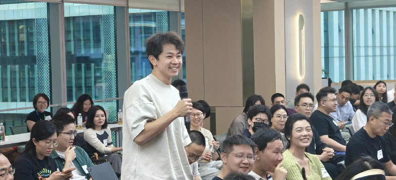 🗣️Linkloud 深圳沙龙炸场了，到最后一天上午还有同学申请，特别感谢明源云提供的绝对是至今最棒的场地之一（场地环境也卷起来了！），满满当当塞满了将近百人！！🦾按照惯例钱老师开场分享了我们这一个月在硅谷回来，写下万字见闻后到底在 AI 和 SaaS 之间什么是我们看到“work”，什么“doesn't work”,什么公司被Jensen 称为现在企业服务的操作系统，哪家公司从赛道第二逆袭成为第一，甚至把第一名“逼至”转型？🦻🏻第二场来自 ex Creatify.ai，快手海外的 Elaine，我一直说今年更多的无论 SaaS 还是 AI 的产品增长越发分散在全球，日韩、南美、欧洲，东南亚，Elaine 的分享真是为我们解开了南美的面纱，而且一切都需要数据驱动！😏Panel 感觉是今年互动最“猛烈”的讨论，因为三位嘉宾真是绝对敞开心扉，娓娓道来：1️⃣ 作为正规 To B 企业服务产品如何在先进市场打开切口，为什么东南亚里面马来西亚有所突破，为什么看完美国市场反而对日本更有所期？2️⃣AI 营销类产品层出不穷，到底应该在 PMF 过程中关注哪些隐型和显性指标？3️⃣ 增长里面为什么 SEO 是最最重要的手段而且哪怕做到千万美金 ARR，嘉宾仍说还不够！！这点得到了全程观众的认可，我们做了两期 SEO 为核心的 Workshop 也觉得还不够！最后，今年特别有惊喜的地方是，在统计完观众代表公司出海阶段数据后，我们发现收入突破 1M 美金的占比超过 ❗️30%❗️我才不会说超过 10M 的比例有多高（我所知道大湾区最棒的出海 SaaS 公司创始人都来了❗️❗️❗️）看着这些比例一点点提升，而我们有幸见证，而且还能陪伴和赋能大家一点点找到 PMF，提升增长，助力落地