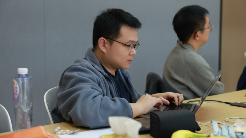 #出海运营秘籍👉@yunying23我之前说每天至少要发6条朋友圈，有人就纳闷，哪来那么多内容可以分享啊我就说，等你开始发朋友圈，会发现生活到处都是选题和同事讨论业务、去谈客户、参加了某个活动、看了篇有启发的文章……其实都可以拿出来说说所以，选题不是在你要写东西时才开始想，而是日常积累出来的你要专门找个时间写朋友圈，然后开始找哪些可以写，会发现巨痛苦，好像都没啥可写的呀但如果你有个素材库，里面记了很多你之前的想法和思考，这时候就只是编辑下就行了那怎么积累这些素材呢？以我自己举例，我是在每天结束后，就专门花半小时到1小时，用flomo回顾下比如今天发生了什么事，看了什么东西，当时我是怎么想的，接下来要怎么行动，等等，就一一记录下来记的时候你就会发现，这一天还蛮多事可以说的，再是边写边有新的想法冒出来，会有越来越多的内容可以写，很多时候写着写着一条内容就出来了所以说，选题不是想出来的，是日常积累出来的