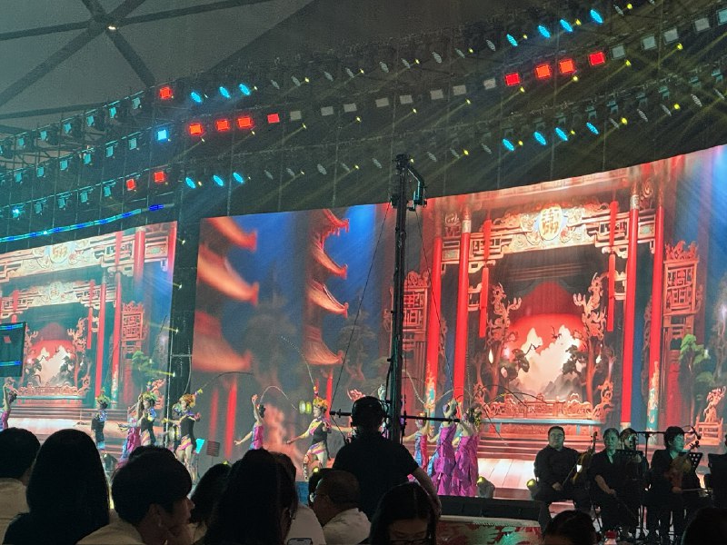 中国芯片设备龙头“中微半导体”董事长尹志尧指挥，上海交响乐团演唱《科创之歌》、《中微之歌》
