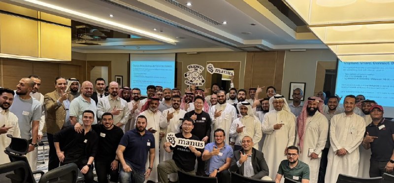 问：manus的这张照片里，戴头巾的那些是员工还是投资方😄