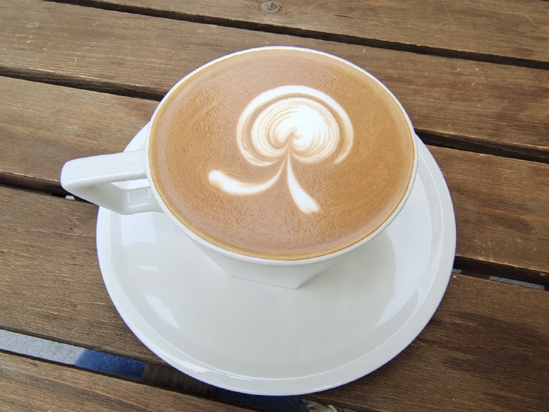 #出海运营秘籍👉@yunying23今天去和在群响认识的一个抖音带货博主见面帮她梳理现在的业务卡点她一直以一人公司的形式做短视频带货博主已经达到了一个非常高的规模在这基础上想要突破层级就要切入直播带货，所以必须要有团队她在几个选项里纠结：是接受朋友的投资，分出股权、合伙开公司还是自己当老板组建团队，亲自招人又或者是签约MCN她的问题也是很多达人会遇到的问题：怎么组团队她自己作为达人招人培养人对自己的精力消耗实在是太大而且试错成本高草台班子的概率非常非常大尤其是在编导、选品这样的关键岗位上很难找到满足她要求的人我给她的建议是：1. 先从自己能深度信任的朋友里选择看看是否有聊得来的人能作为你的操盘手一起尝试搭一个团队把事情做起来给彼此三个月、半年的试错期先把事情落地，看看能不能成不要着急一上来去谈公司、选场地、分股权太重、太复杂了2. MCN的优势在于能给达人迅速匹配成熟的团队这是达人自己单打独斗很难实现的如果她能接受和MCN合作那就要集中、密集地和多个MCN见面各自深入了解比对它们的待遇、合同、优势多几个选项才能做出最有利于自己的选择3.至于自己组建团队我身边有几个成熟的达人做得很好但是这样的例子太过稀少我建议她如果想尝试自己搭团队一定先从轻量化的模式开始启动别想着一上来搞个公司招四五个人最核心的就是两个角色有网感的拍剪、会干活执行的运营这2个人力就能cover掉80%的业务相当于一辆车装上了轮子马力不一定足，但至少先跑起来达人搭团队确实不容易身边好的案例凤毛麟角但是少数的做得好的团队确实帮达人放大了不少业绩突破了收入层级也确实是一门学问#出海运营秘籍👉@yunying23今天去和在群响认识的一个抖音带货博主见面帮她梳理现在的业务卡点她一直以一人公司的形式做短视频带货博主已经达到了一个非常高的规模在这基础上想要突破层级就要切入直播带货，所以必须要有团队她在几个选项里纠结：是接受朋友的投资，分出股权、合伙开公司还是自己当老板组建团队，亲自招人又或者是签约MCN她的问题也是很多达人会遇到的问题：怎么组团队她自己作为达人招人培养人对自己的精力消耗实在是太大而且试错成本高草台班子的概率非常非常大尤其是在编导、选品这样的关键岗位上很难找到满足她要求的人我给她的建议是：1. 先从自己能深度信任的朋友里选择看看是否有聊得来的人能作为你的操盘手一起尝试搭一个团队把事情做起来给彼此三个月、半年的试错期先把事情落地，看看能不能成不要着急一上来去谈公司、选场地、分股权太重、太复杂了2. MCN的优势在于能给达人迅速匹配成熟的团队这是达人自己单打独斗很难实现的如果她能接受和MCN合作那就要集中、密集地和多个MCN见面各自深入了解比对它们的待遇、合同、优势多几个选项才能做出最有利于自己的选择3.至于自己组建团队我身边有几个成熟的达人做得很好但是这样的例子太过稀少我建议她如果想尝试自己搭团队一定先从轻量化的模式开始启动别想着一上来搞个公司招四五个人最核心的就是两个角色有网感的拍剪、会干活执行的运营这2个人力就能cover掉80%的业务相当于一辆车装上了轮子马力不一定足，但至少先跑起来达人搭团队确实不容易身边好的案例凤毛麟角但是少数的做得好的团队确实帮达人放大了不少业绩突破了收入层级也确实是一门学问