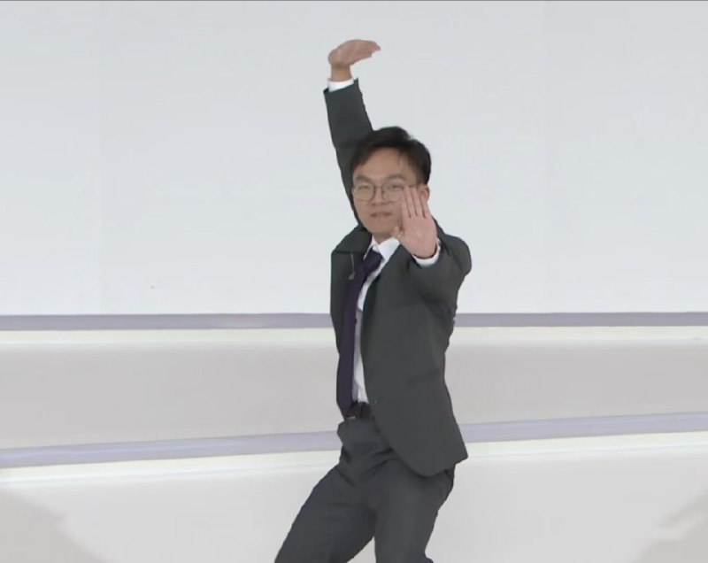趁晚上没人，再说点最近知道的模型厂的产品🤪从函数厂到现在，我陆续看到了三四个国内模型厂的好产品（好仅仅是指某些维度，比如idea、交互、UI等等🙂‍↔️）但是都有个共同点，就是算法团队没有主导产品🙌🏻可以期待一下某个没有做过应用的模型厂（你猜是谁，很好猜）当懂产品的人开始做应用，就会有很多好玩的产品出现了🤗PS：因为某些原因被argue了，已经在考虑以后少发了，好产品不如我自己群里聊聊？🤔大家都记一下，配图是我好大哥！中国国际大学生创新大赛获奖者：共绩科技创始人付智⬇️