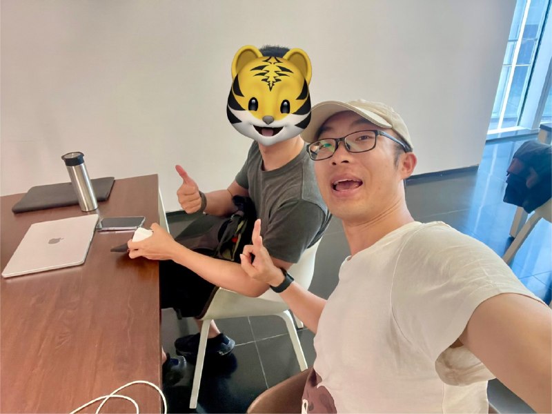 早上和资深 iOS 开发老哥见了面，昨晚约，今早见没想到聊了聊，发现住的很近，是领居，哈哈哈哈哈，世界确实不大蛮愉快的聊天，想到哪聊那，关于 iOS 开发的前景，关于 AI ，关于工业革命，关于胡彦斌，关于前端开发，关于自动驾驶，关于特斯拉FSD，关于 AI 对产出效率的提升体感基本保持一致感叹世界变化太快，我说我很久没看招聘市场了，前段时间看的时候发现市面上除了清一色的 AI 产品经理，还出现了 AI native 全栈全干产品经理岗位，要求大概是计算机专业，一进去一个人负责一个产品，配合 AI 全干，这才几年啊，他说他也看到，某厂让测试全员配合 AI 做一些之前开发的事情最后，我们都同意又站在十字路口了未来我们又将何去何从啊