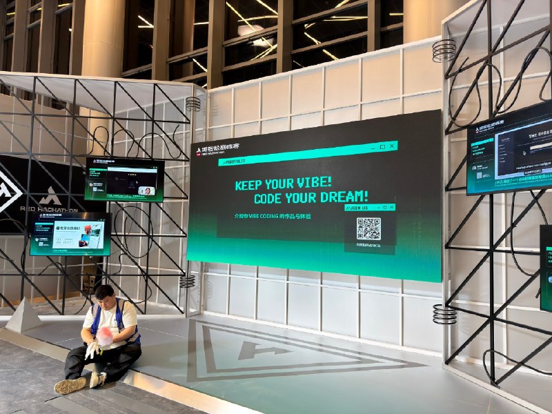 小红书太有排面了，@科技薯 包下了张江科学会堂，只为办一场黑客松！欢迎上海的小伙伴来 VibeFriends 共建的 Vibe Coding 展台，感受一下 Vibe Coding 产能爆发下的新作品