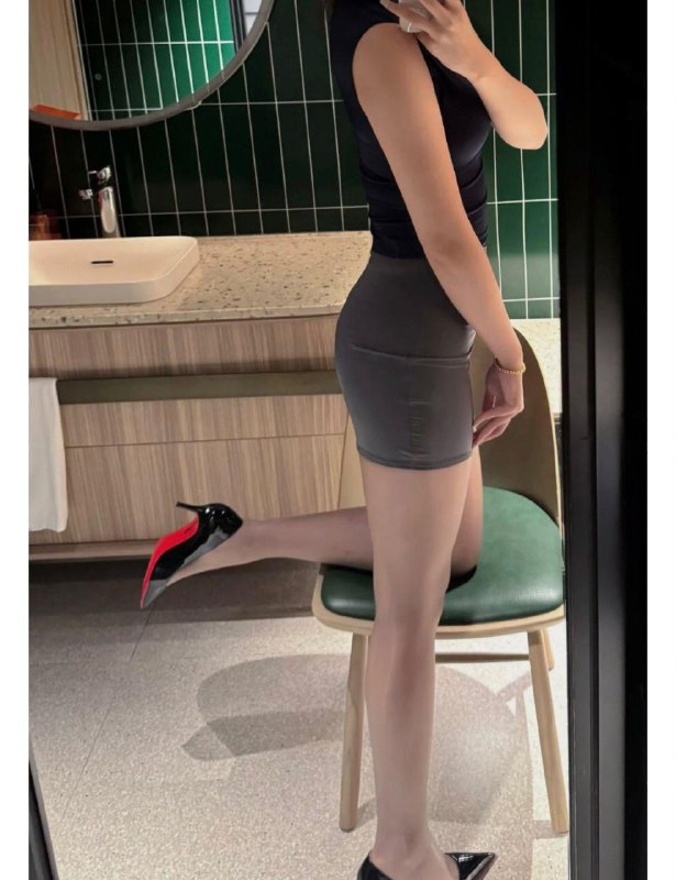 这套衣裙买来这么久，这还穿第一次